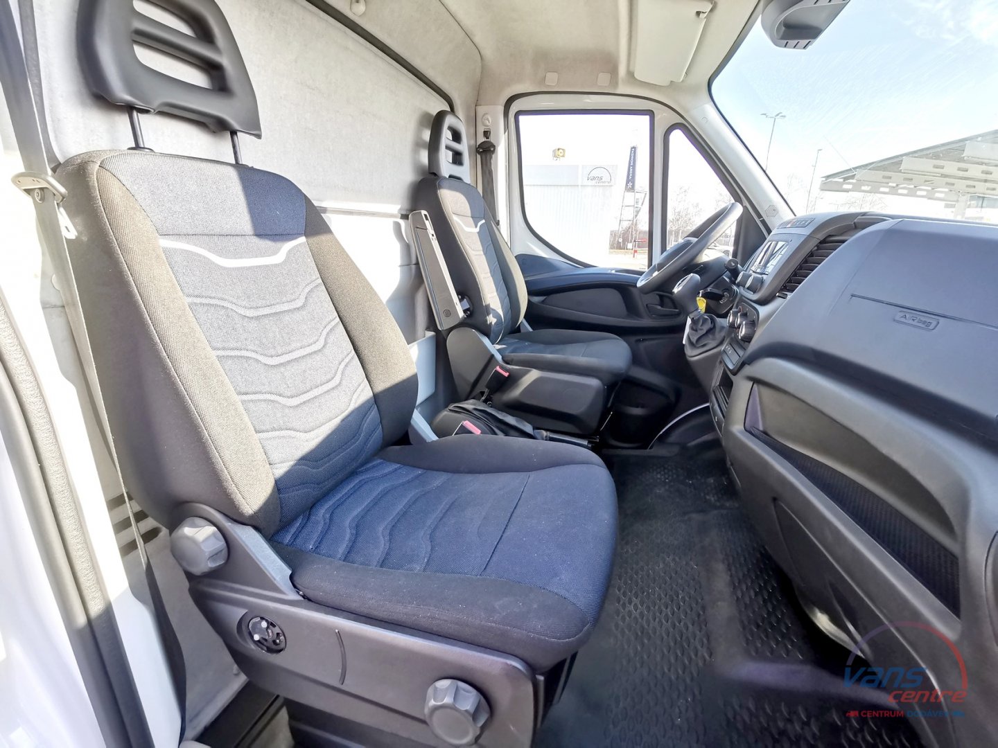 Iveco DAILY 35S14 HI-MATIC/ SKŘÍŇ 8 PALET/ MĚCHY/ KLIMA 