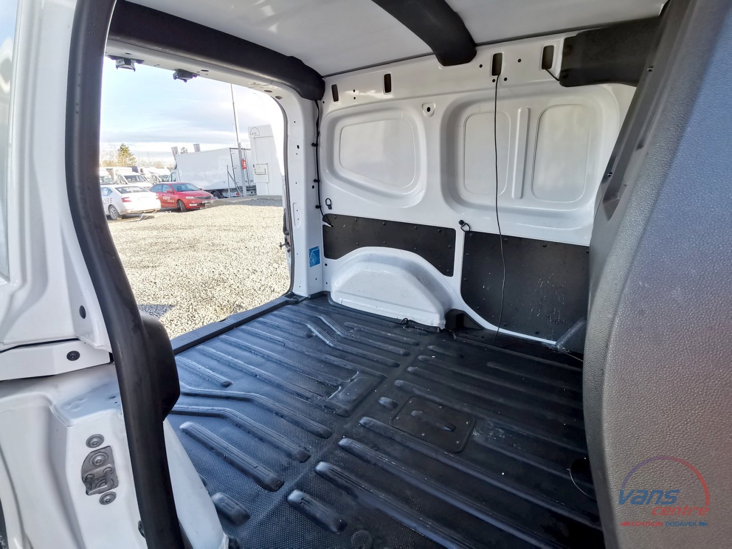 Volkswagen CRAFTER 2.0TDI/103KW STŘEDNÍ/ NAVI/ KAMERA/ TAŽNÉ/ ČR