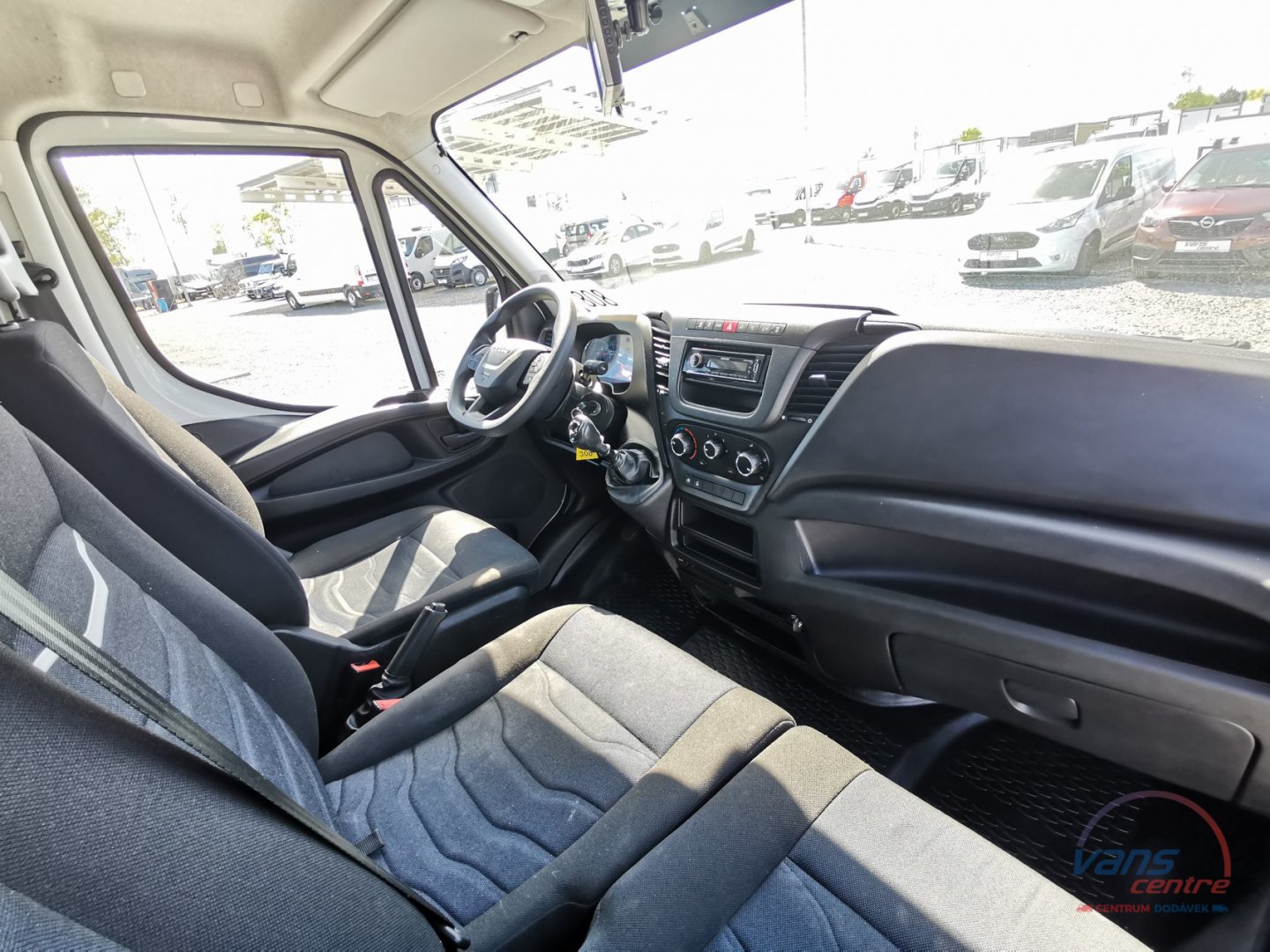 Ford TRANSIT 2.4TDCI/85KW SKLÁPĚČ 3M/ 6 MÍST/ KLIMA