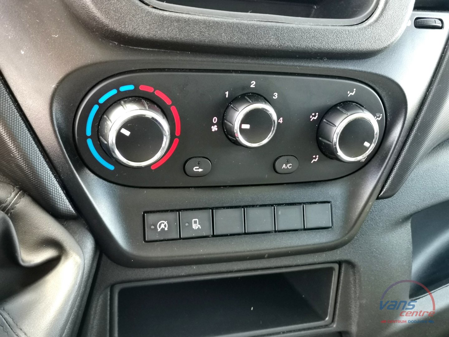Ford TRANSIT 2.4TDCI/85KW SKLÁPĚČ 3M/ 6 MÍST/ KLIMA