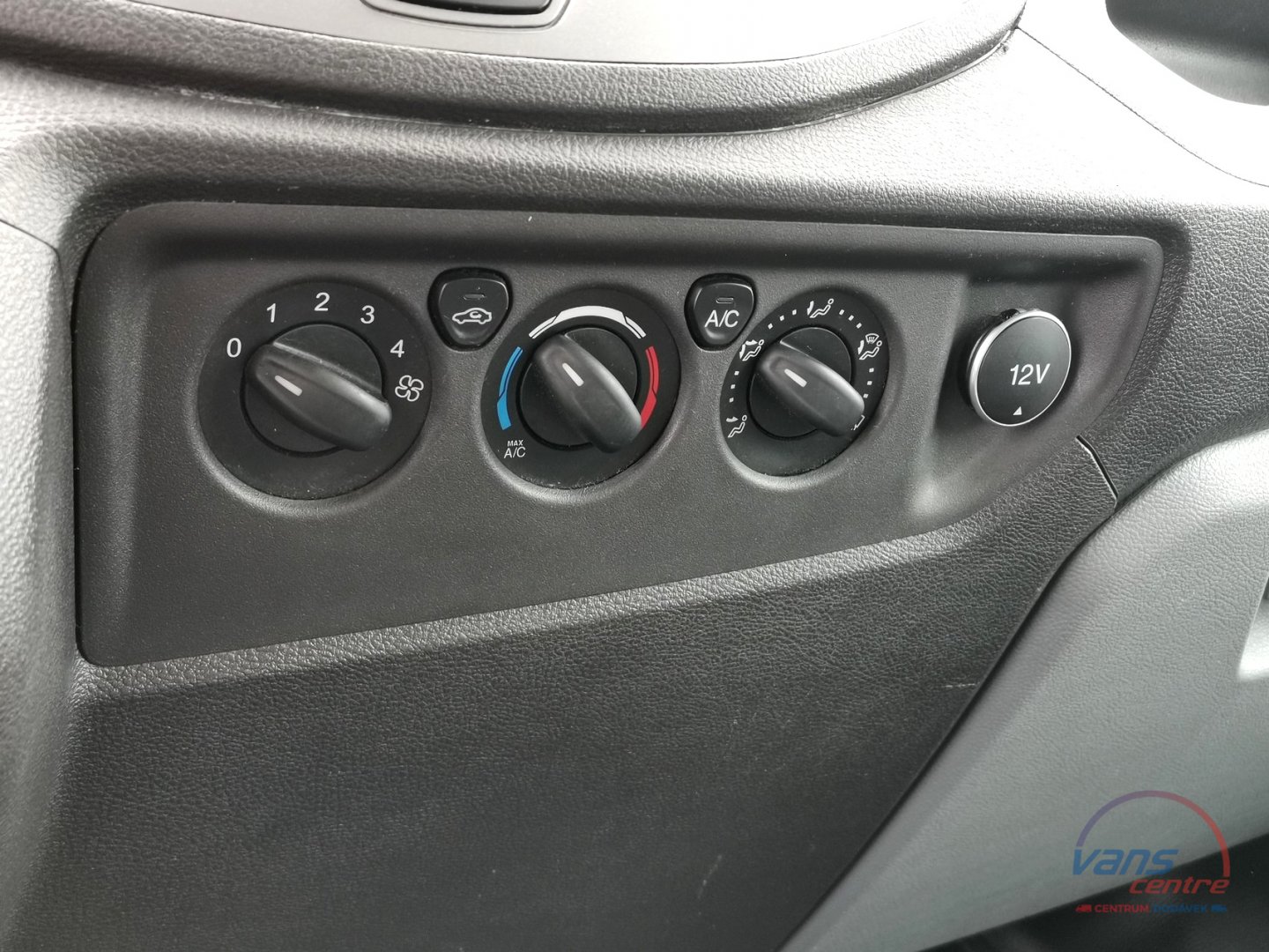 Ford TRANSIT 2.2TDCI/74KW L2H2/ 2 BOČNÍ DVEŘE/ KLIMA/ TAŽNÉ