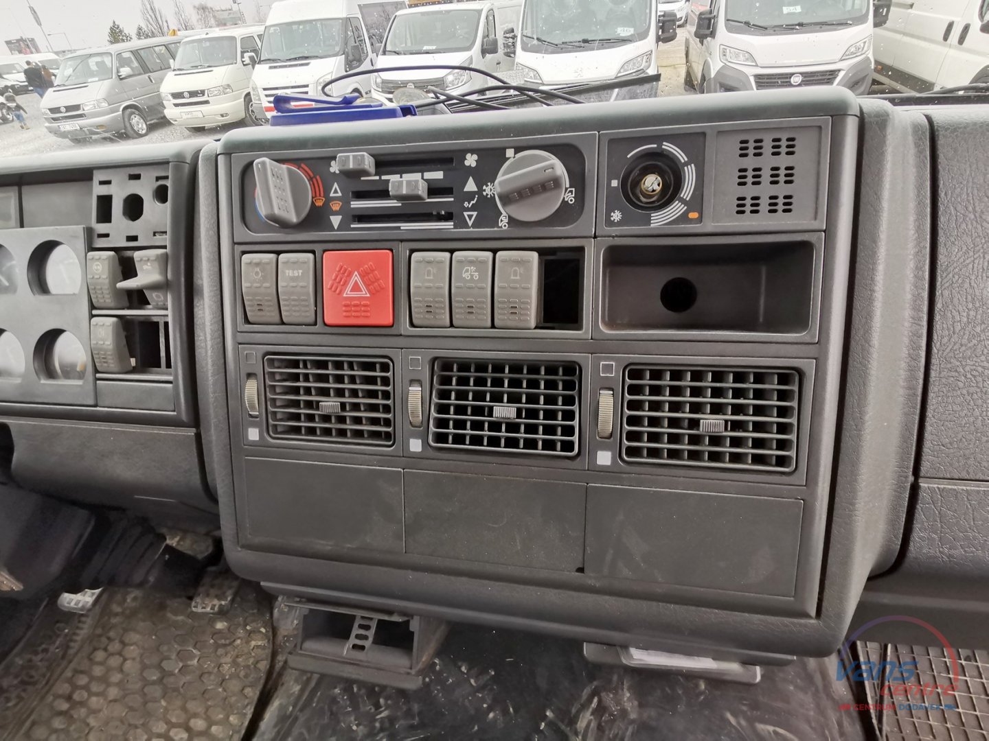 Iveco DAILY 35S18 HI-MATIC/ MRAZÁK/ 220V/ 2 KOMORY