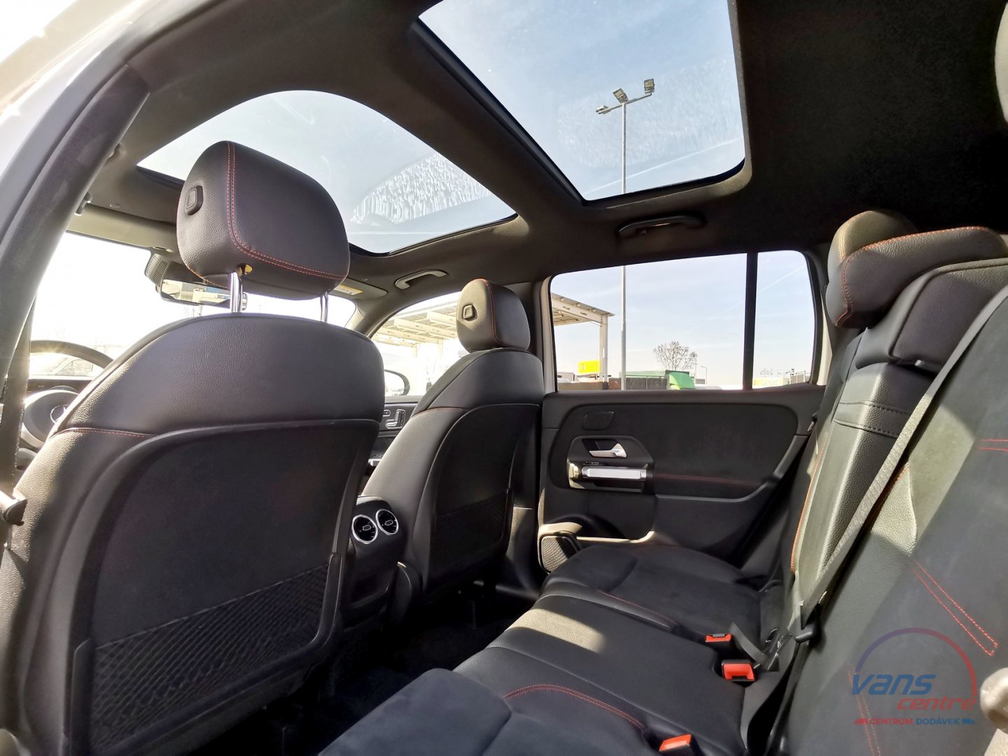 Mercedes-Benz GLB 200D 4 MATIC/ AMG/ KEYLESS/ PANORAMA 