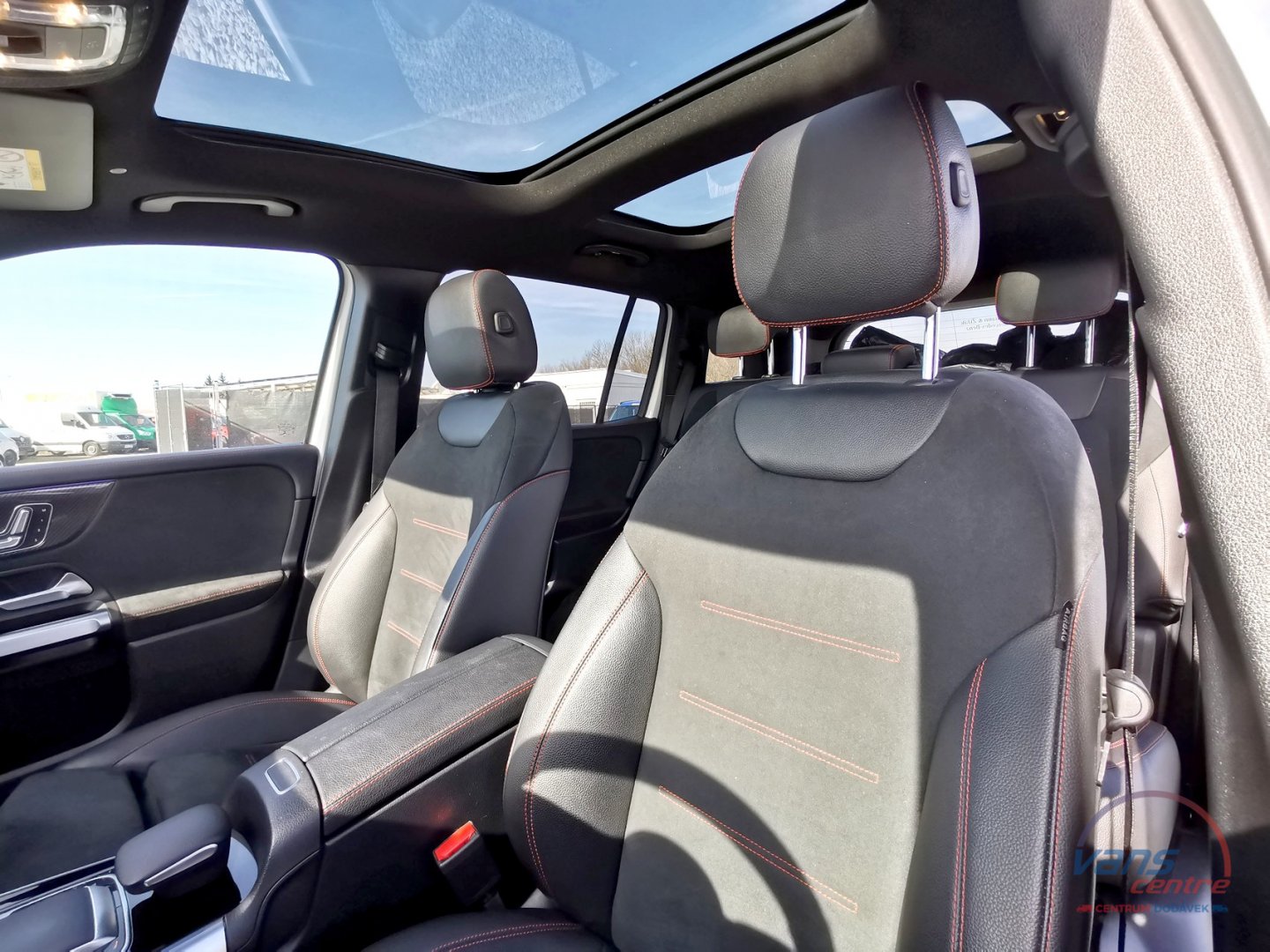 Mercedes-Benz GLB 200D 4 MATIC/ AMG/ KEYLESS/ PANORAMA 