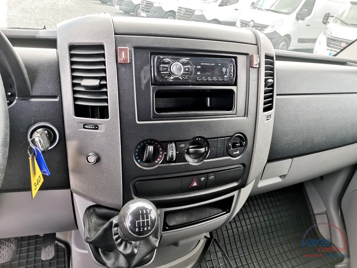 Volkswagen CRAFTER 2.0TDI AT/ STŘEDNÍ/TAŽNÉ/ PLNÁ VÝBAVA!/ZÁRUKA