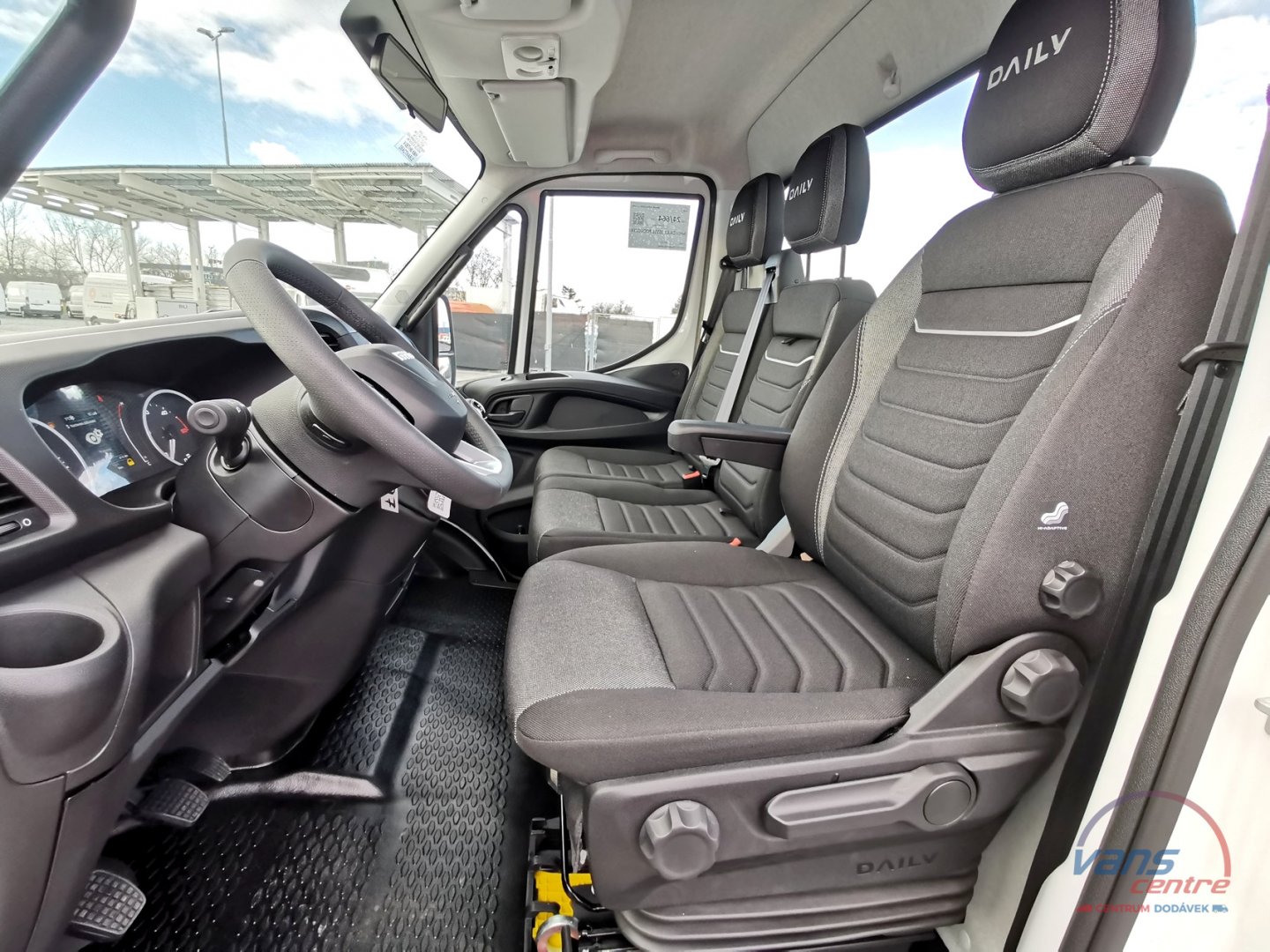Iveco DAILY 35S18 HI-MATIC/ STŘEDNÍ/ TOP VÝBAVA!/ TAŽNÉ 3,5T