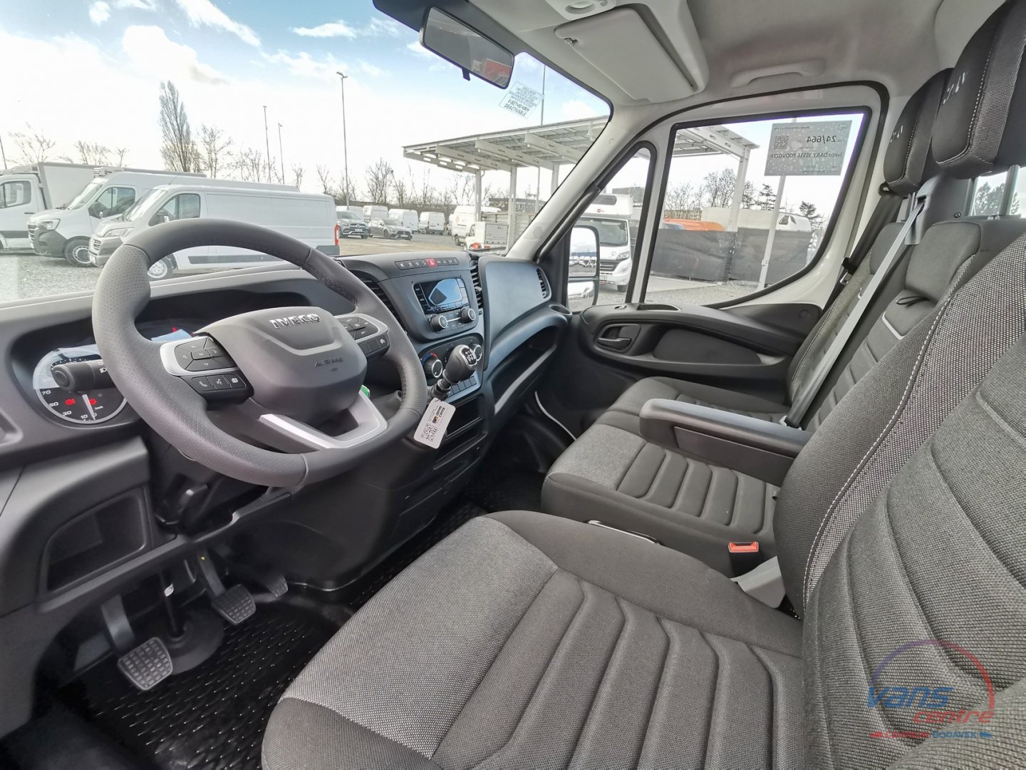 Iveco DAILY 35S18 HI-MATIC/ STŘEDNÍ/ TOP VÝBAVA!/ TAŽNÉ 3,5T