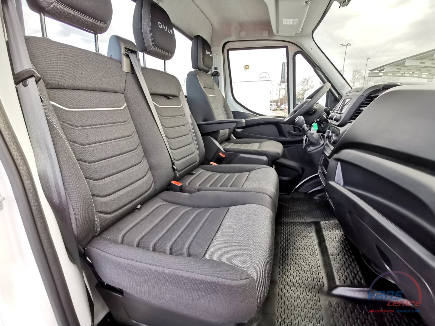 Iveco DAILY 35S18 HI-MATIC/ STŘEDNÍ/ TOP VÝBAVA!/ TAŽNÉ 3,5T