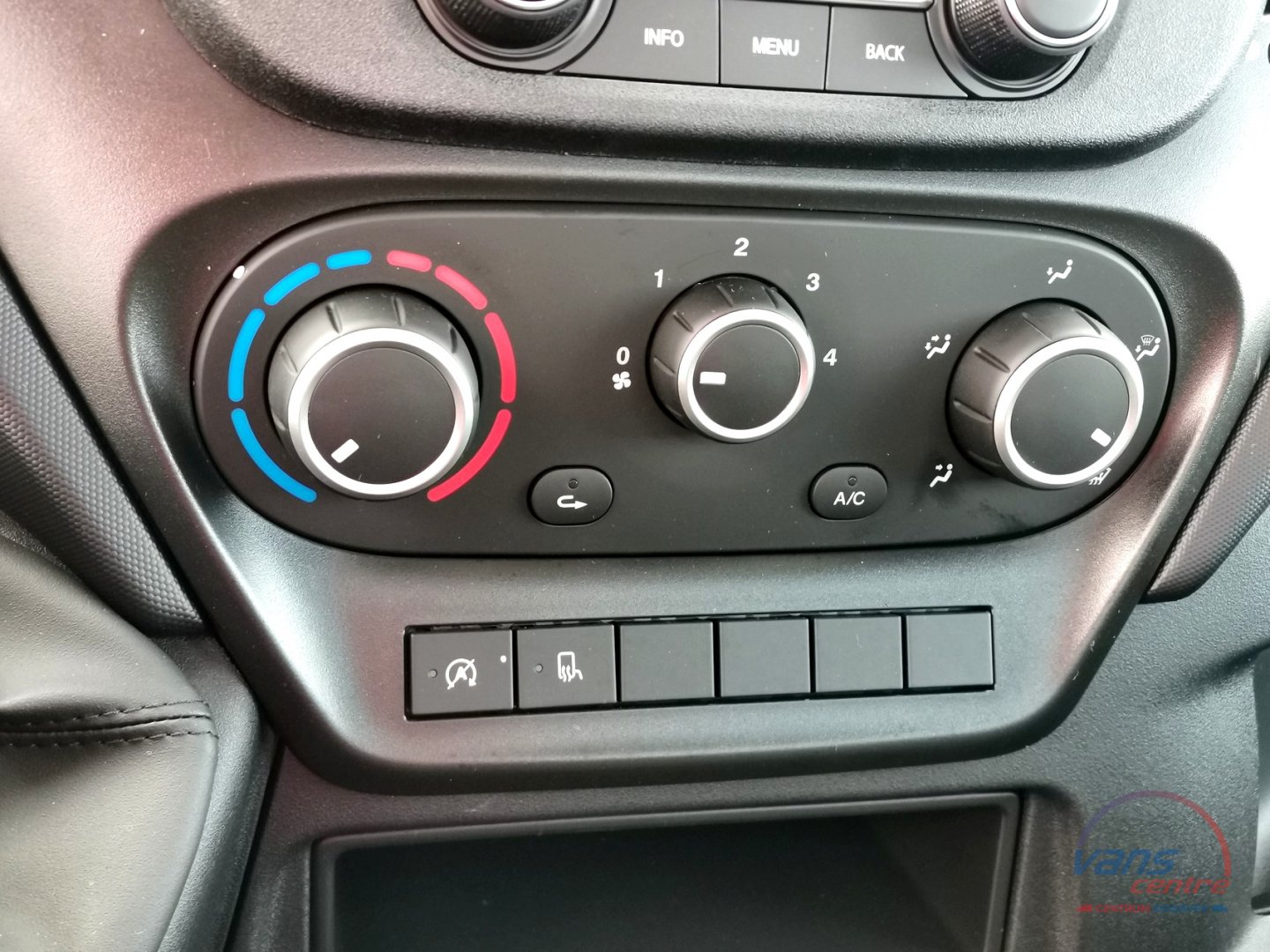 Iveco DAILY 35S18 HI-MATIC/ STŘEDNÍ/ TOP VÝBAVA!/ TAŽNÉ 3,5T