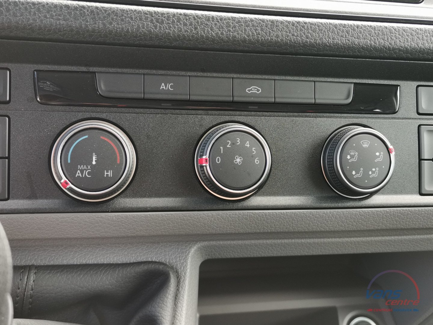 Volkswagen CRAFTER 2.0TDI VALNÍK 3,5M/ 7 MÍST/ TAŽNÉ/ 1.MAJITEL 
