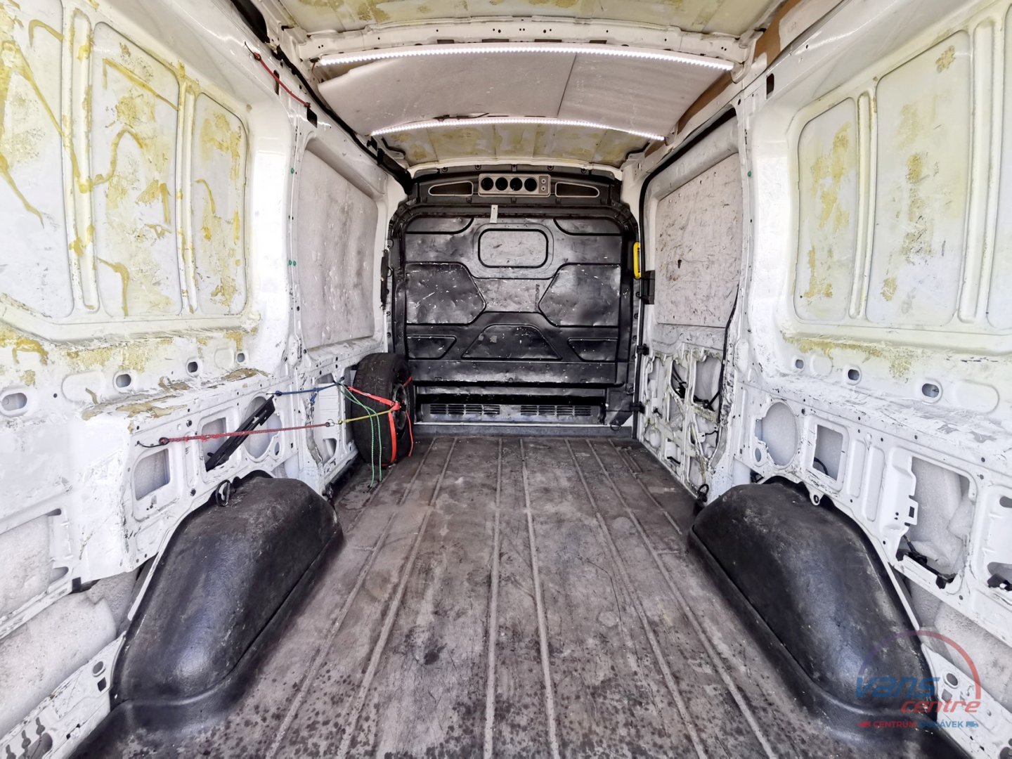 Volkswagen CRAFTER 2.0TDI VALNÍK 3,5M/ 7 MÍST/ TAŽNÉ/ 1.MAJITEL 