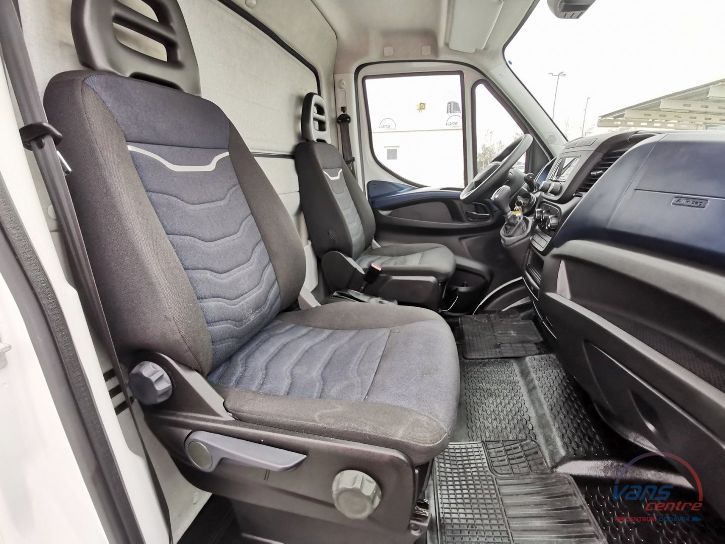 Iveco DAILY 35S14 HI-MATIC/ SKŘÍŇ 8 PALET/ MĚCHY/ KLIMA 