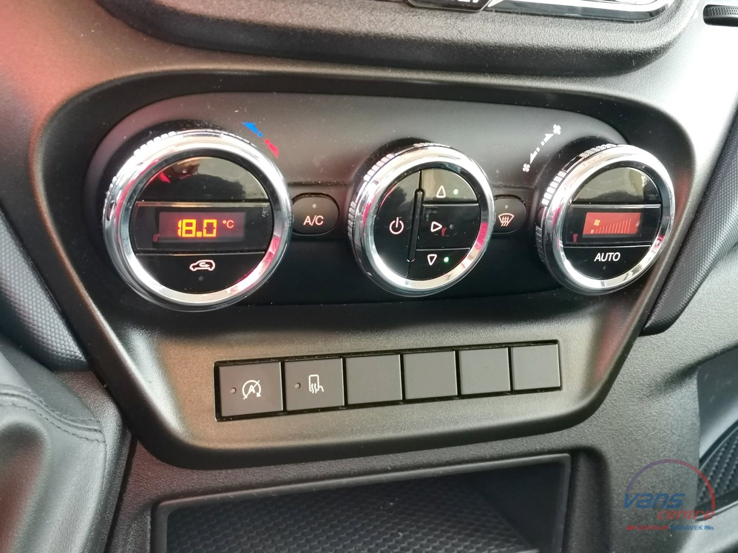 Iveco DAILY 35S14 HI-MATIC/ VALNÍK 8 PALET/ KLIMA/ LED/ NAVI