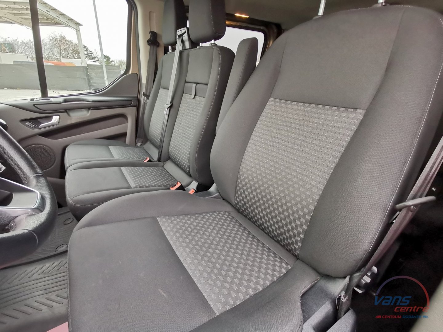 Ford TRANSIT CUSTOM 2.0TDCI/96KW L2H1/ 9 MÍST/ KLIMA/ TAŽNÉ