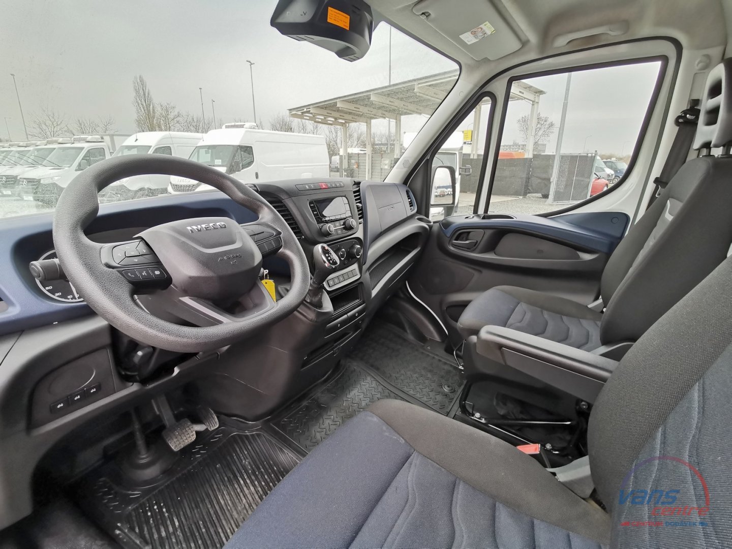 Ford TRANSIT 2.2TDCI BUS 17 MÍST / KLIMA/ DVOUMONTÁŽ