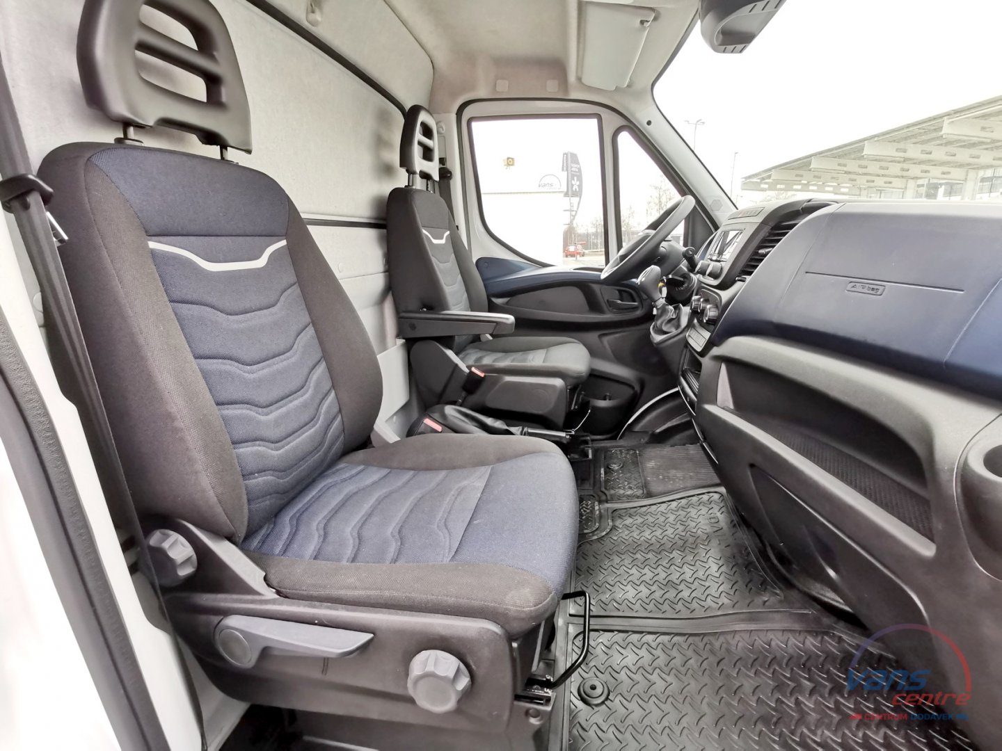 Ford TRANSIT 2.0TDCI/125KW L3H2/ 6 MÍST/ TAŽNÉ/ ČR 