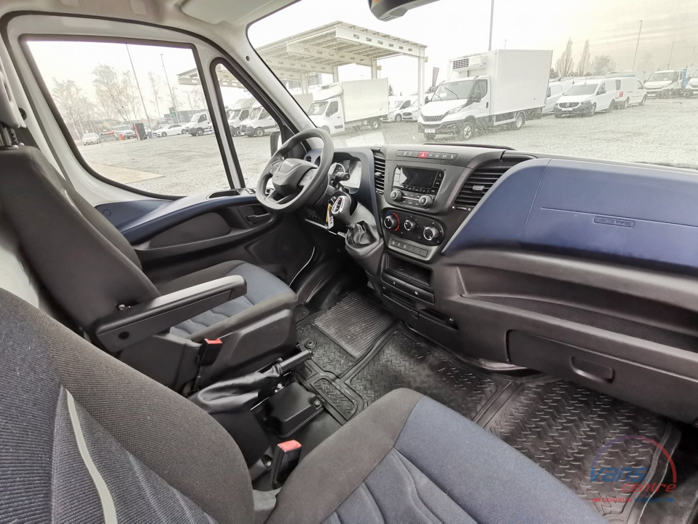 Ford TRANSIT 2.2TDCI BUS 17 MÍST / KLIMA/ DVOUMONTÁŽ