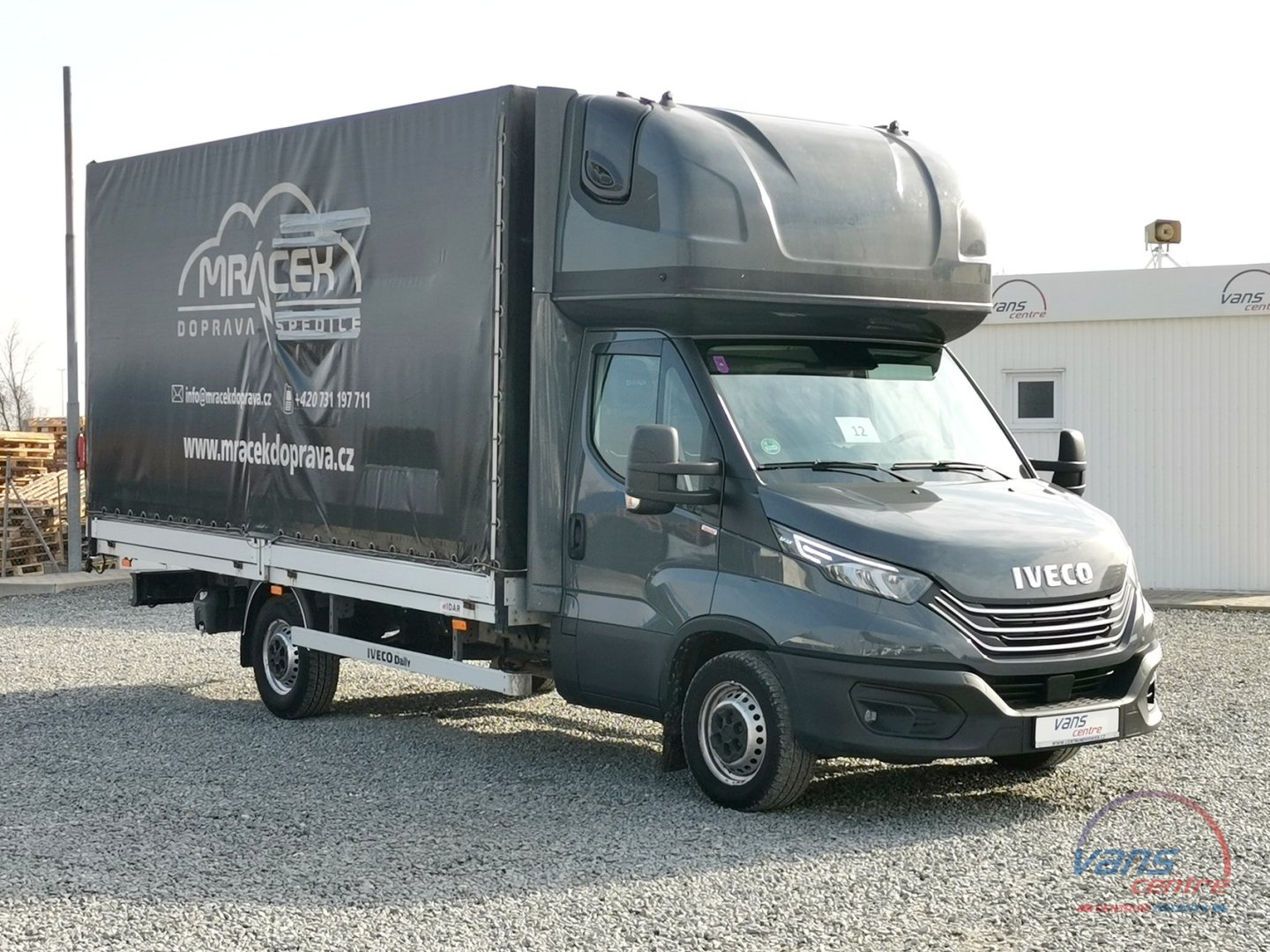 Iveco DAILY 35S18 SHRNOVACÍ 10 PALET/ MĚCHY/ NAVI/ TAŽNÉ 3,5T