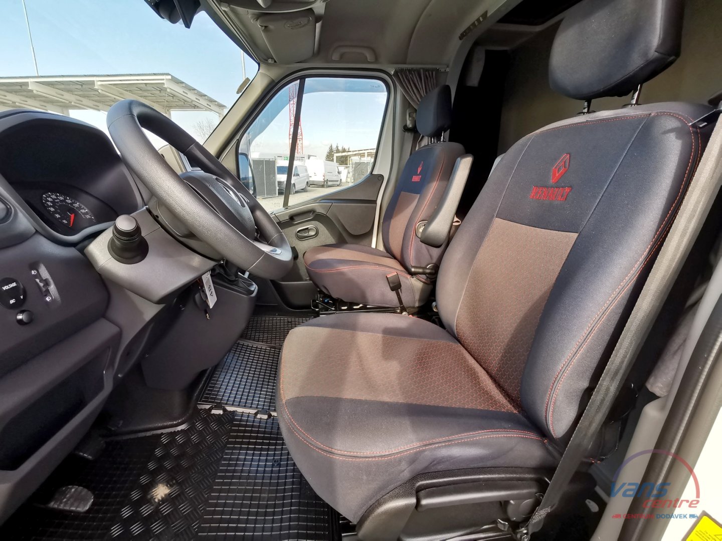 Renault MASTER 165DCI SHRNOVACÍ 8 PALET/ TWINCAB/ MĚCHY/ ČR