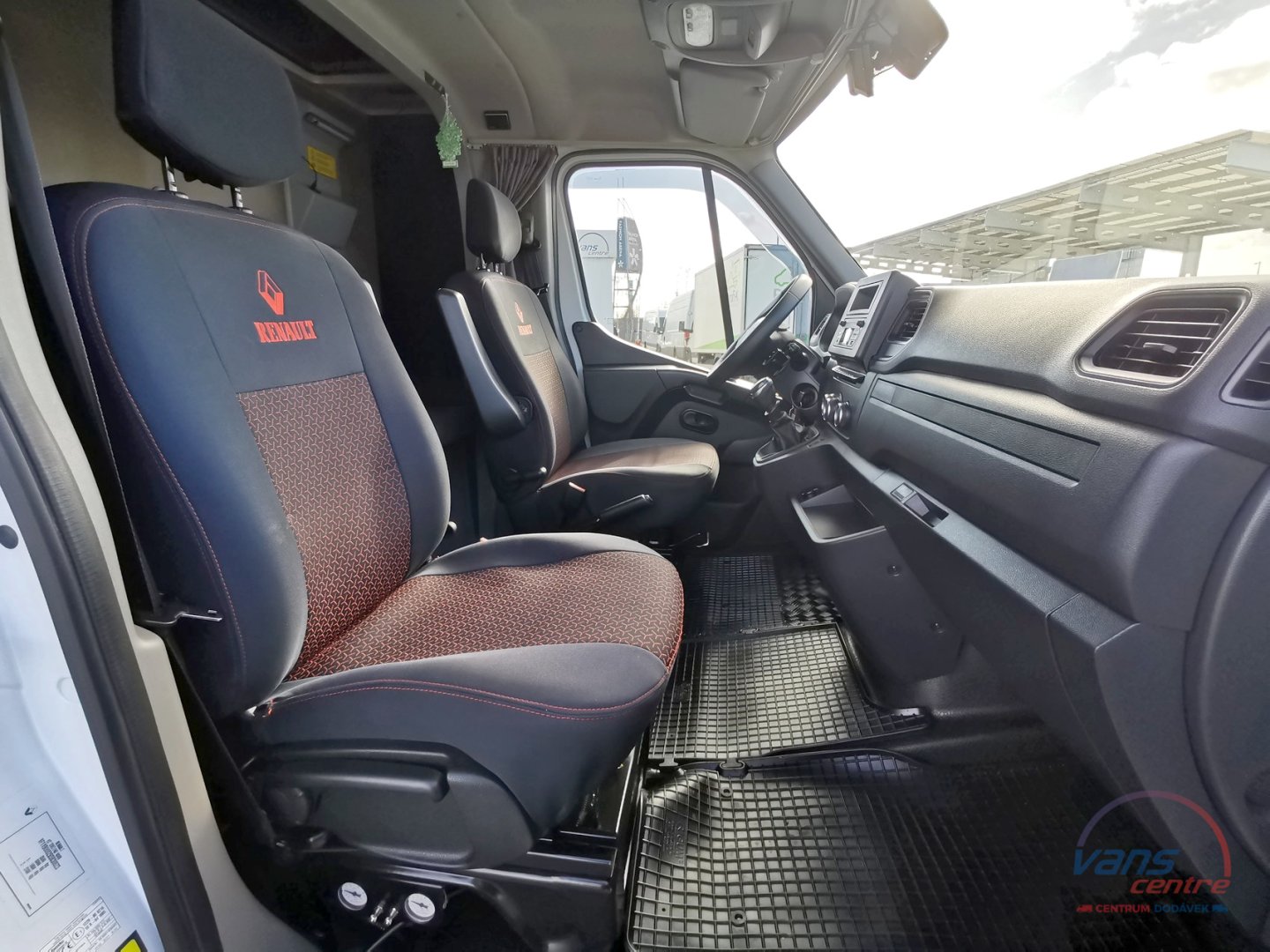 Renault MASTER 165DCI SHRNOVACÍ 8 PALET/ TWINCAB/ MĚCHY/ ČR