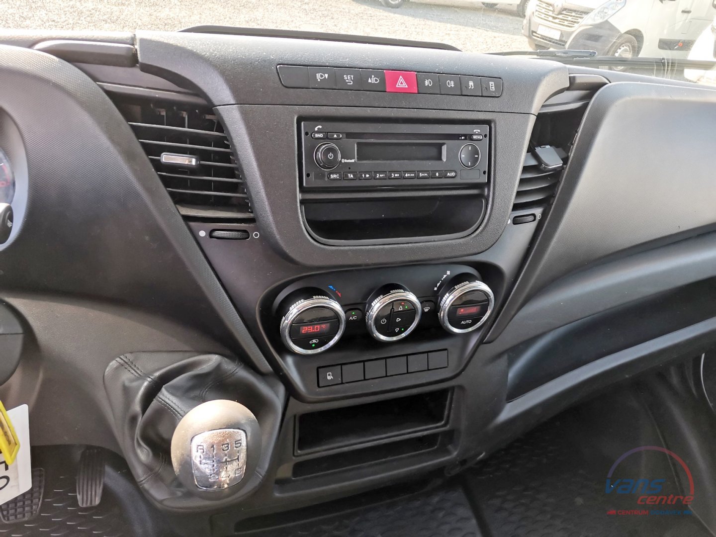 Iveco DAILY 50C18 SRHNOVACÍ 5,7M/ MĚCHY/ KLIMA/ TAŽNÉ/ DO 3,5T  