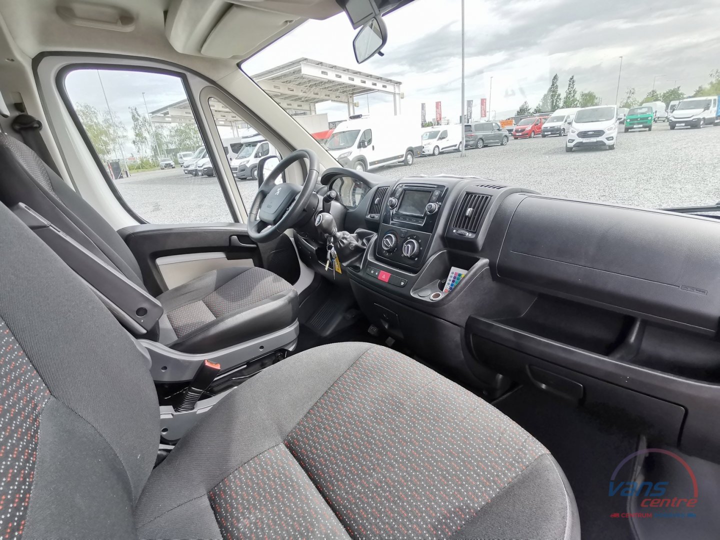 Peugeot BOXER 2.2HDI/96KW L2H2/ 8 MÍST/ NEZ.TOPENÍ/ TAŽNÉ 