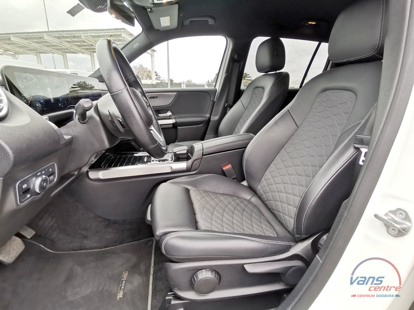 Mercedes-Benz GLB 200D 4MATIC/ LED/ KEYLESS/ ČR/ 1.MAJ.