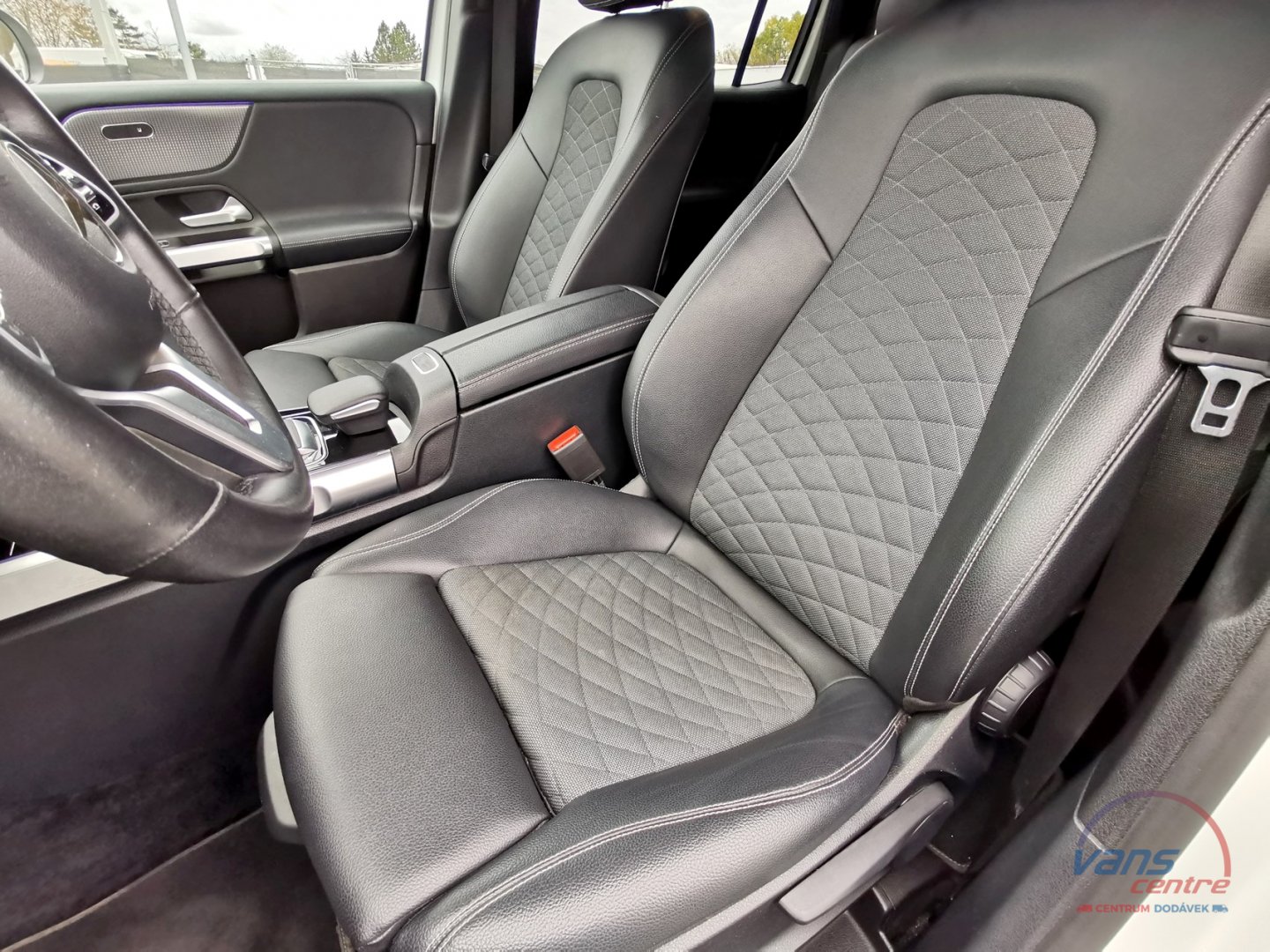 Mercedes-Benz GLB 200D 4MATIC/ LED/ KEYLESS/ ČR/ 1.MAJ.