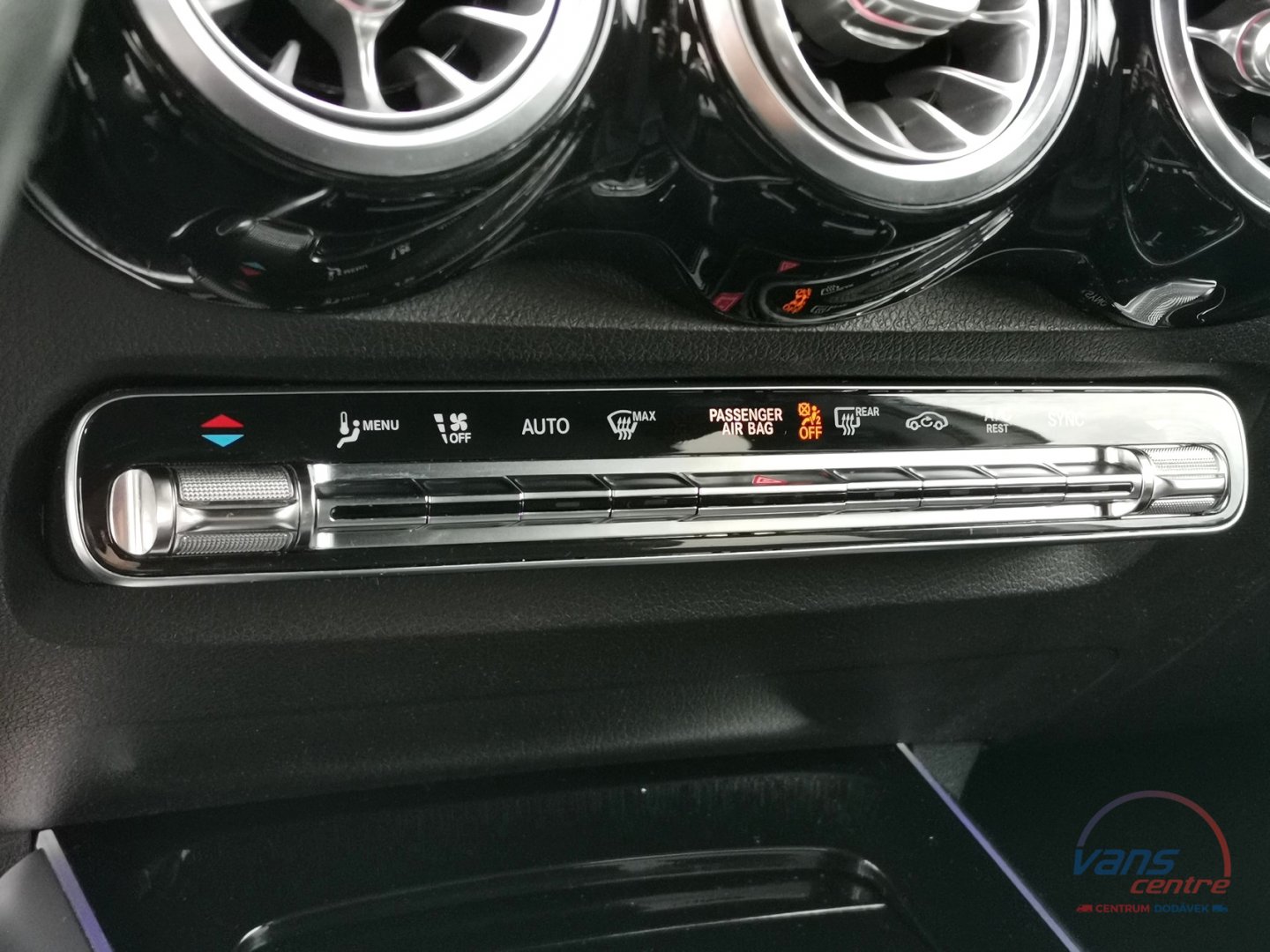 Mercedes-Benz GLB 200D 4MATIC/ LED/ KEYLESS/ ČR/ 1.MAJ.