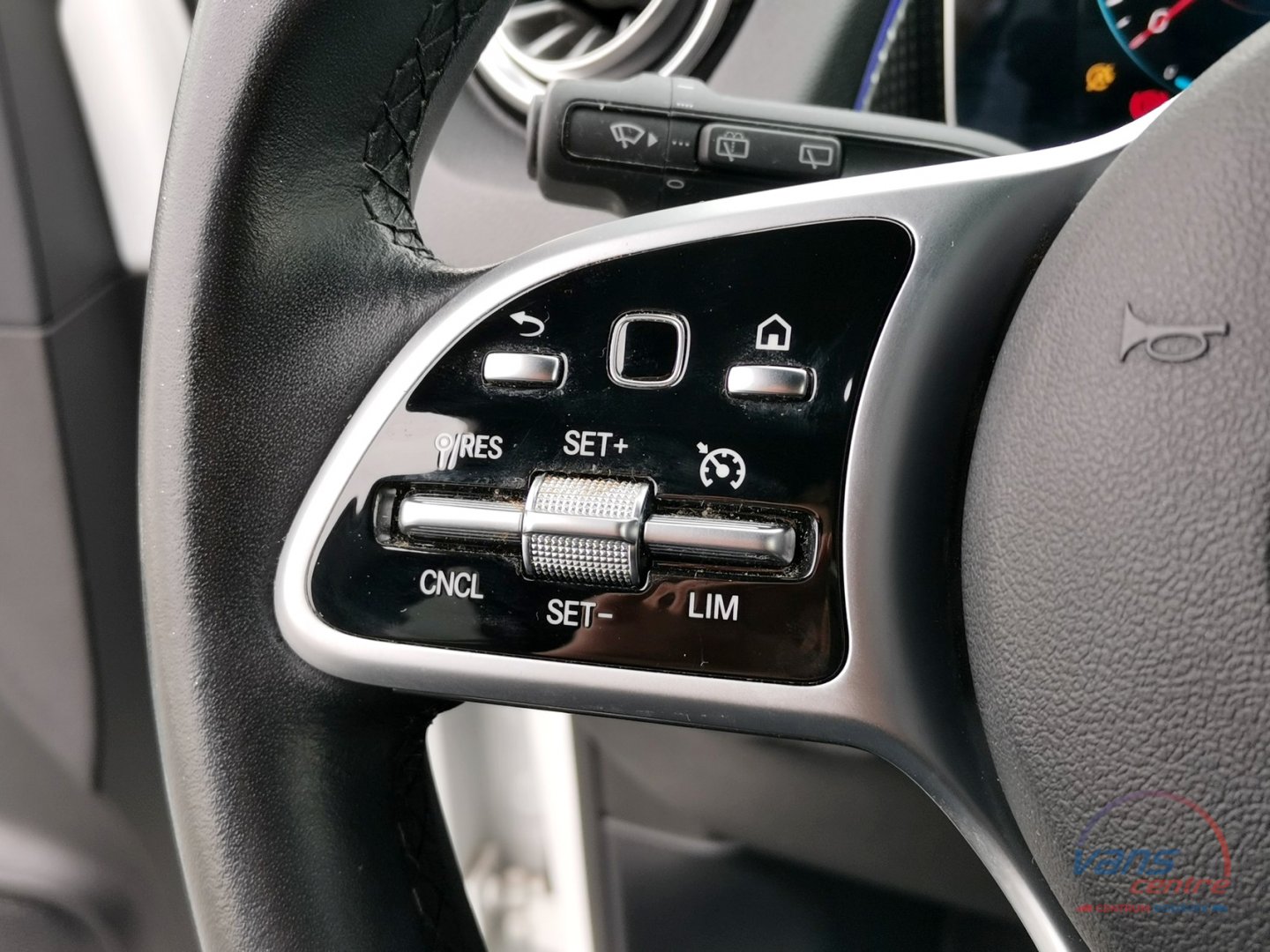 Mercedes-Benz GLB 200D 4MATIC/ LED/ KEYLESS/ ČR/ 1.MAJ.