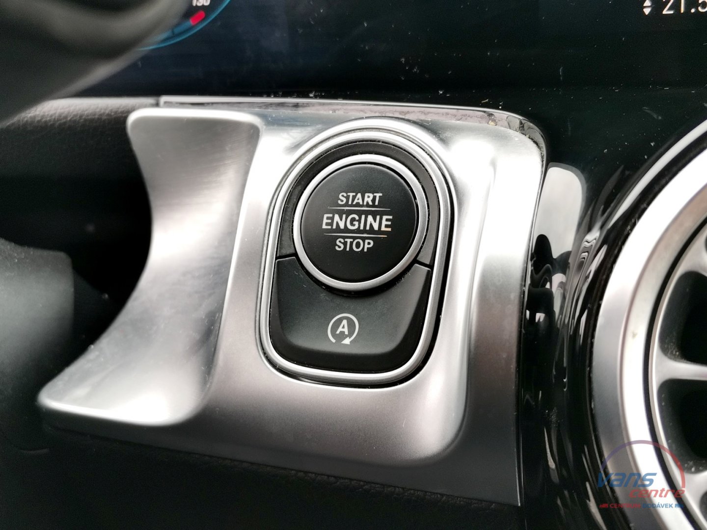 Mercedes-Benz GLB 200D 4MATIC/ LED/ KEYLESS/ ČR/ 1.MAJ.