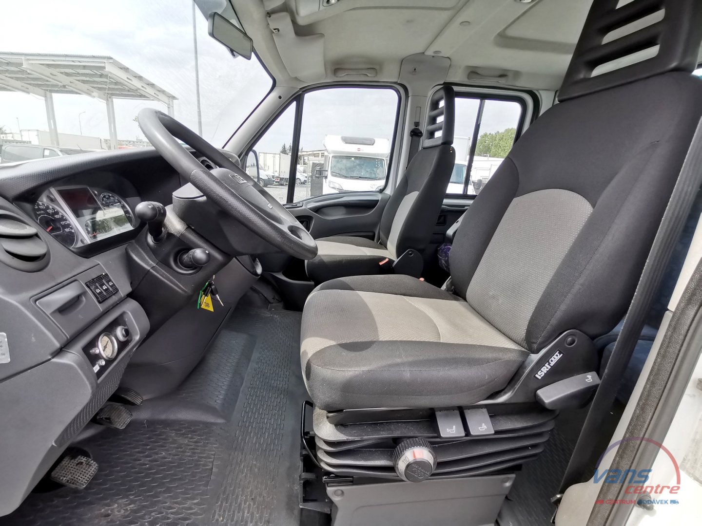 Iveco DAILY 40C17 TAHAČ/ 6 MÍST/ MĚCHY/ WEBASTO/ 3,5T