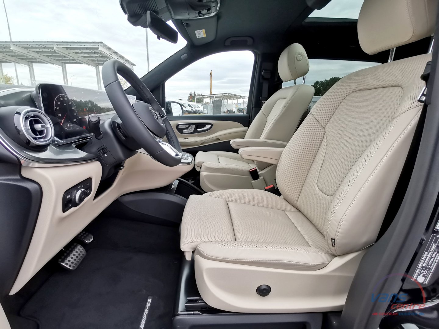 Mercedes-Benz V300 D 4MATIC/ AMG/ EXCLUSIVE/ 7 MÍST/ PANORAMA