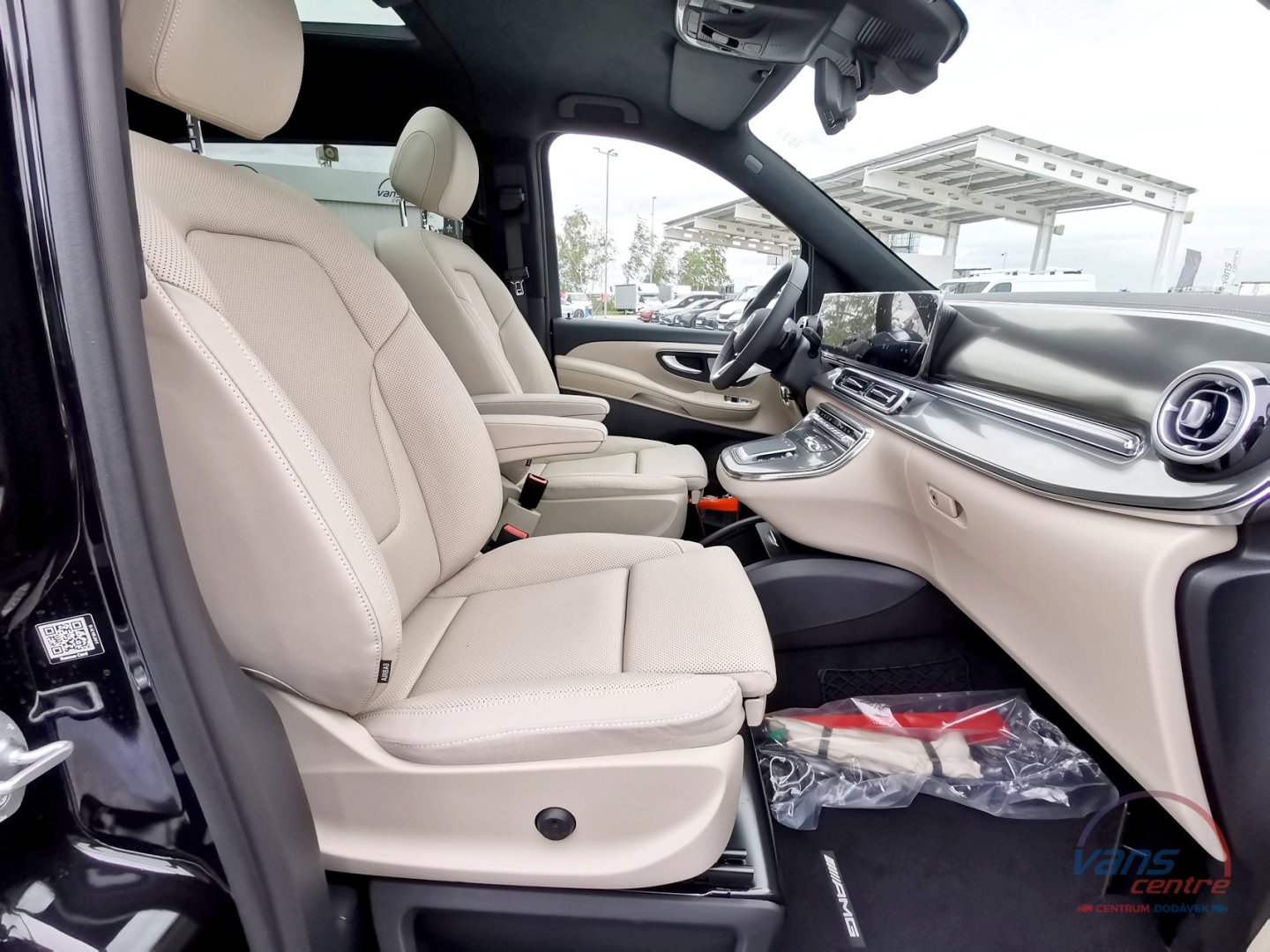 Mercedes-Benz V300 D 4MATIC/ AMG/ EXCLUSIVE/ 7 MÍST/ PANORAMA