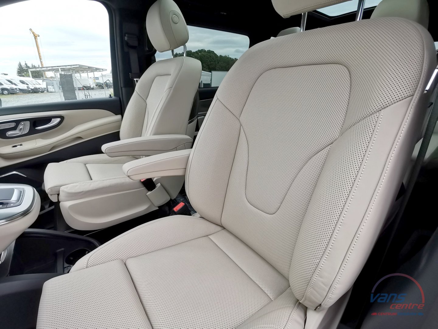 Mercedes-Benz V300 D 4MATIC/ AMG/ EXCLUSIVE/ 7 MÍST/ PANORAMA