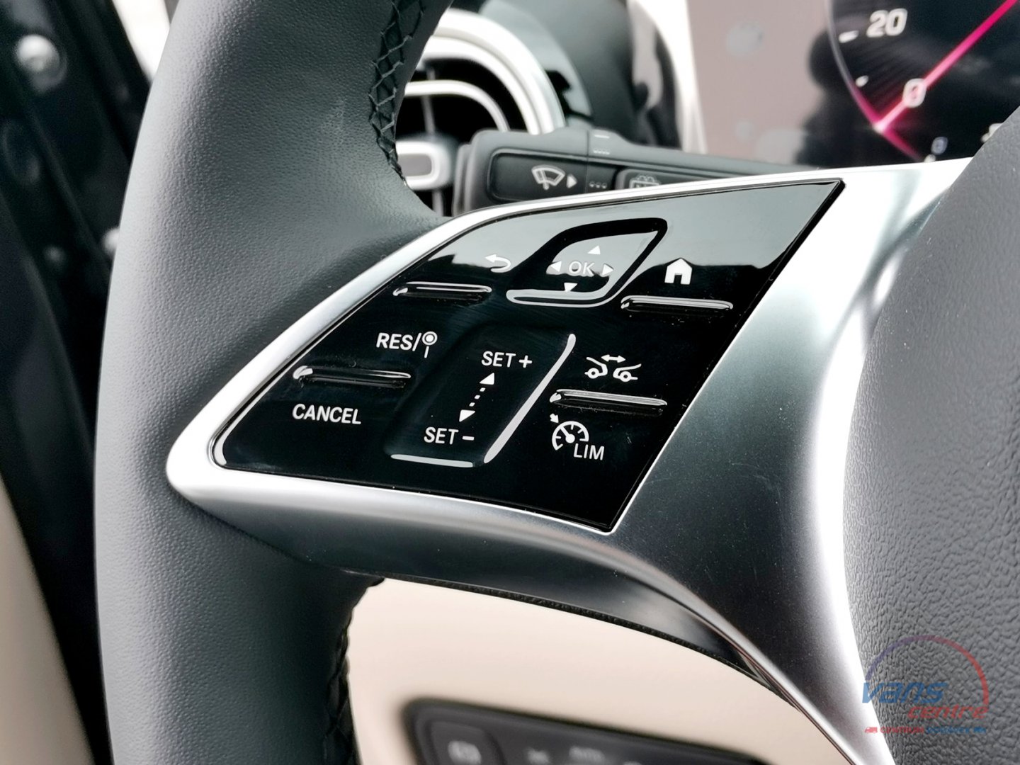 Mercedes-Benz V300 D 4MATIC/ AMG/ EXCLUSIVE/ 7 MÍST/ PANORAMA