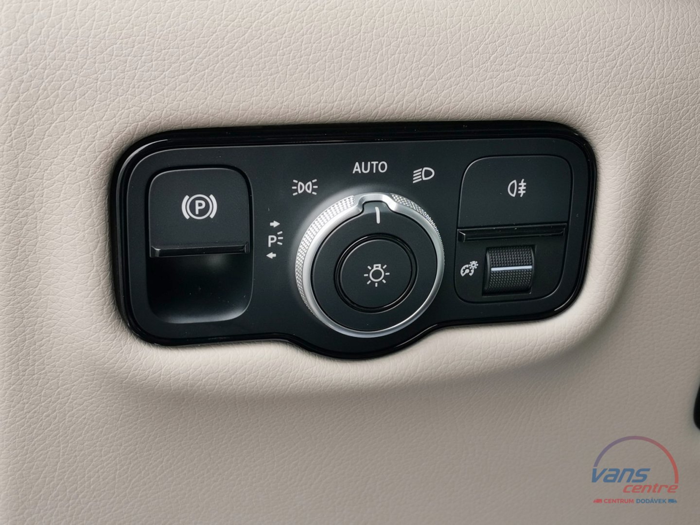 Mercedes-Benz V300 D 4MATIC/ AMG/ EXCLUSIVE/ 7 MÍST/ PANORAMA