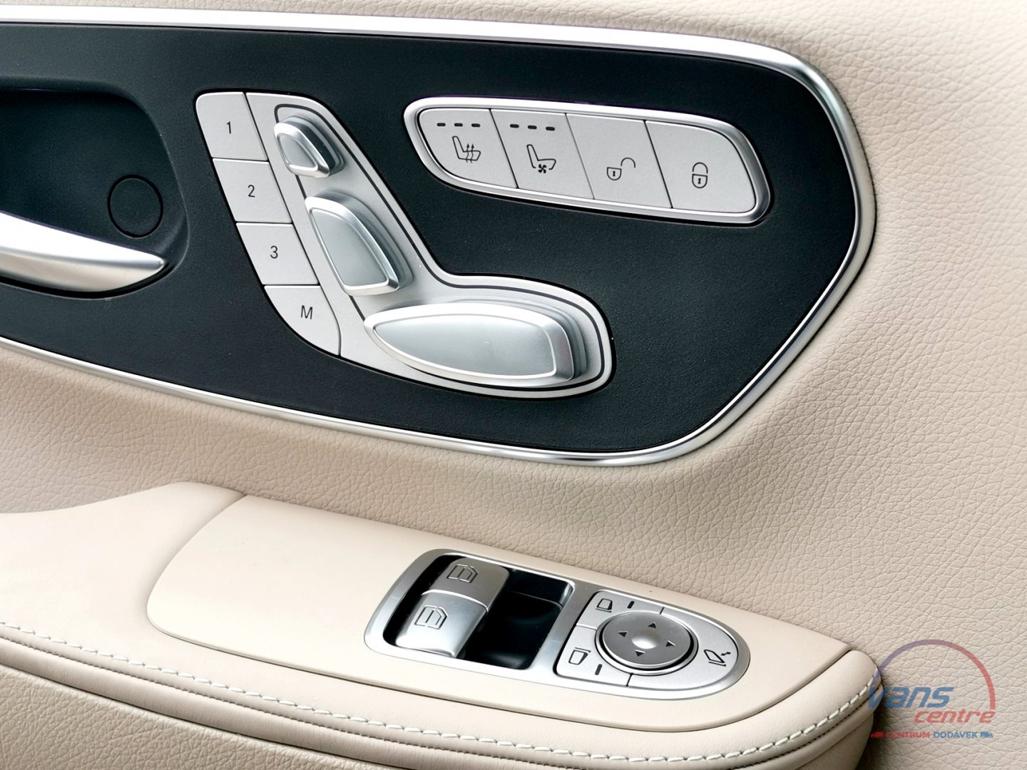 Mercedes-Benz V300 D 4MATIC/ AMG/ EXCLUSIVE/ 7 MÍST/ PANORAMA