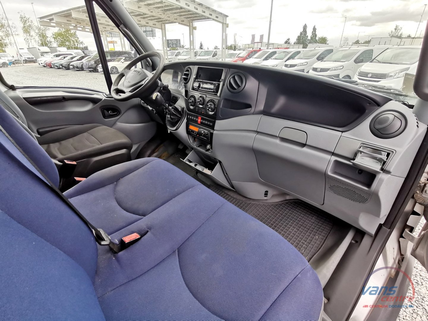 Iveco DAILY 65C18 ODTAHOVKA/ 7 MÍST/ NAVIJÁK/ TAŽNÉ 3,5T