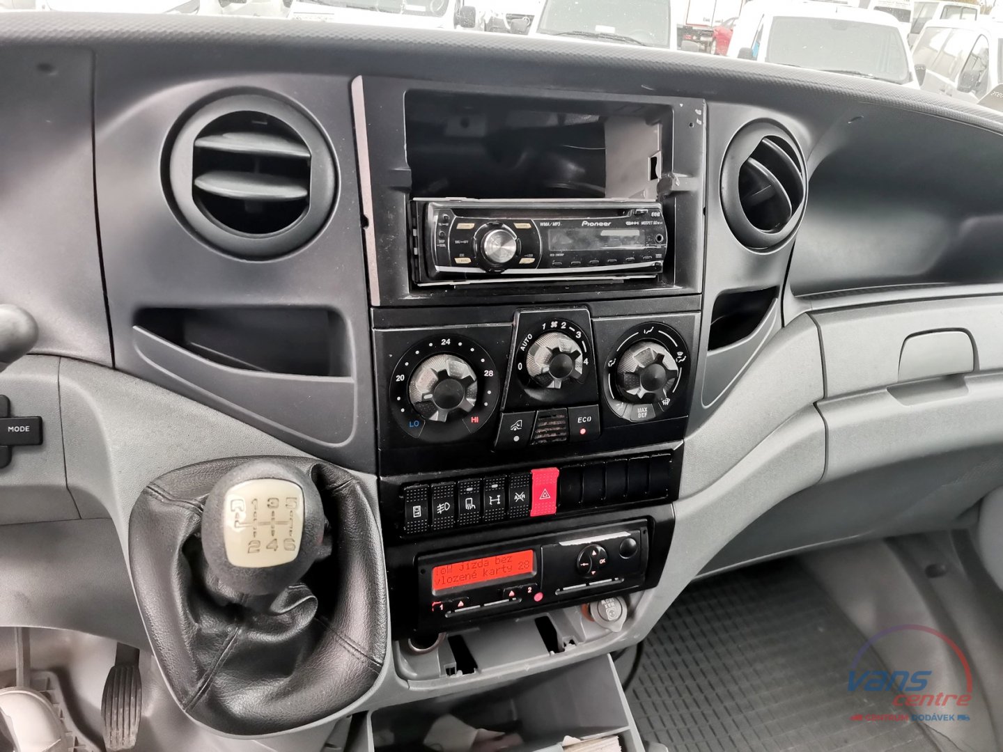 Iveco DAILY 65C18 ODTAHOVKA/ 7 MÍST/ NAVIJÁK/ TAŽNÉ 3,5T