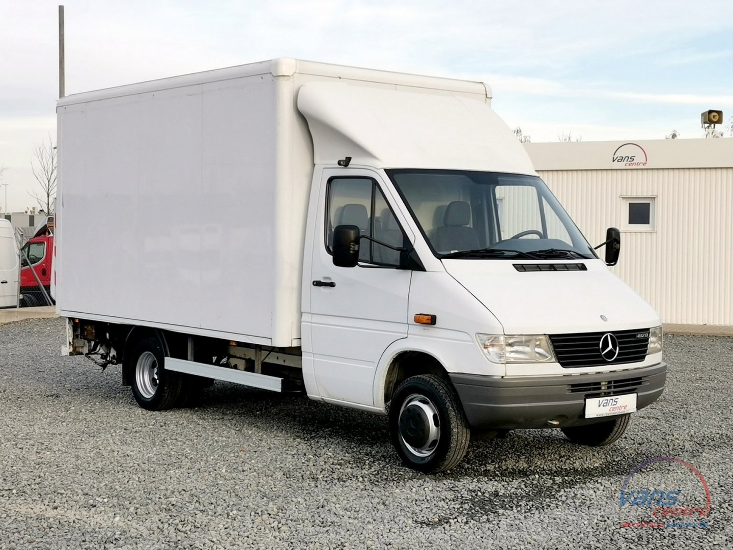 Mercedes-Benz SPRINTER 412D SKŘÍŇ 3,7M/ HYDR.ČELO/ 3,5T