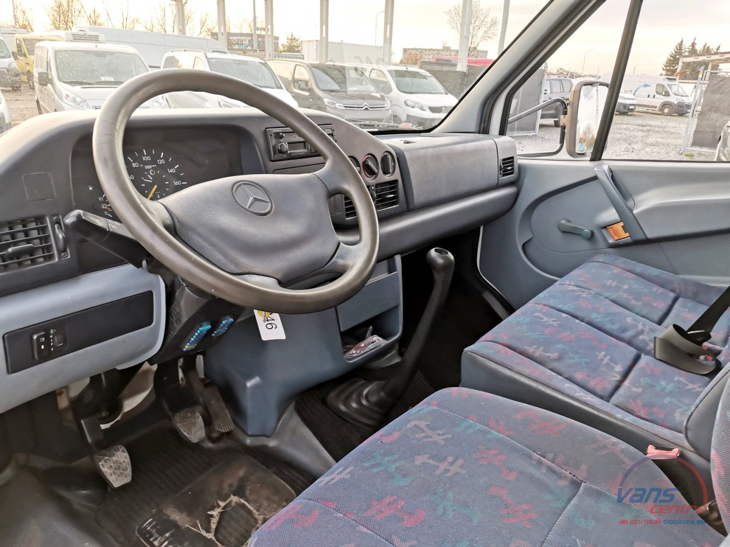 Mercedes-Benz SPRINTER 412D SKŘÍŇ 3,7M/ HYDR.ČELO/ 3,5T