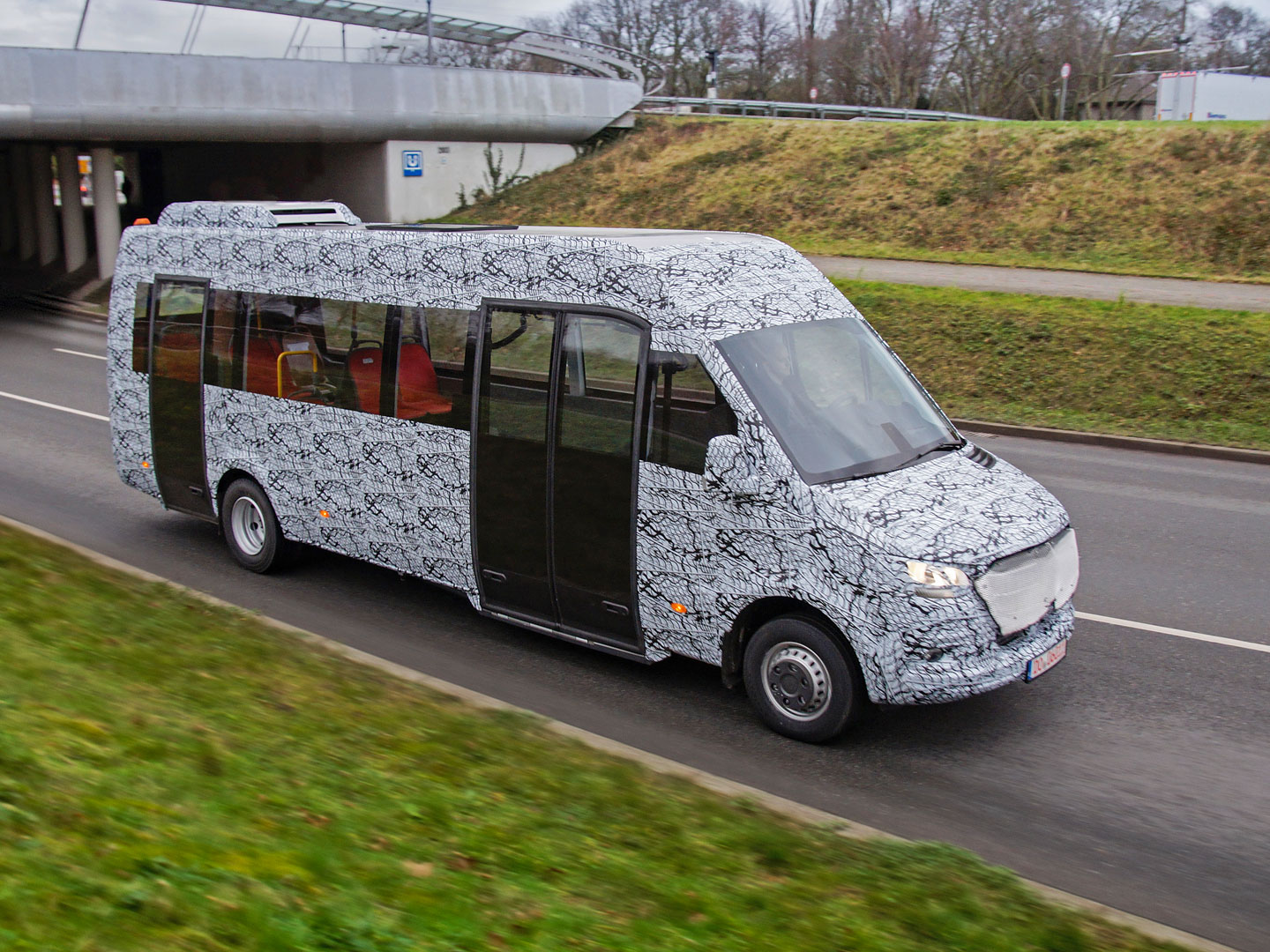 Mercedes ukazuje první snímky z testování minibusu