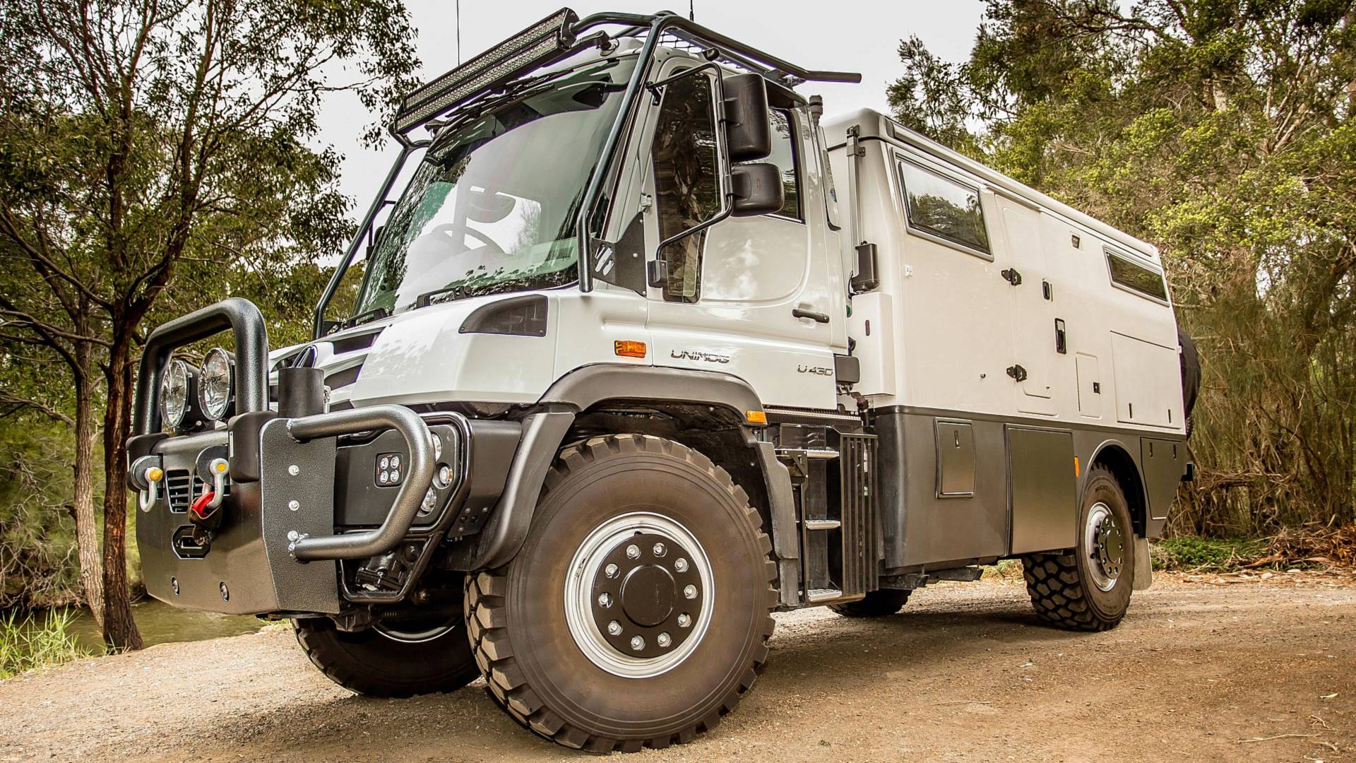 Unimog z Austrálie je drsňácký obytňák do těžkého terénu