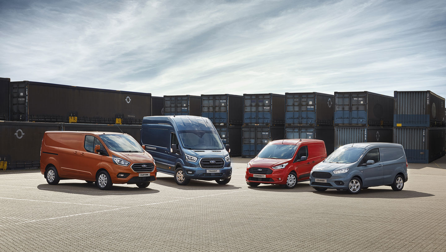 Ford představuje trojici nových Transitů