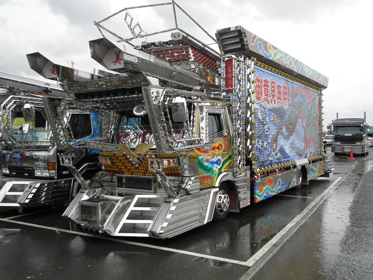 Dekotora: Šílený tuning náklaďáků z Japonska