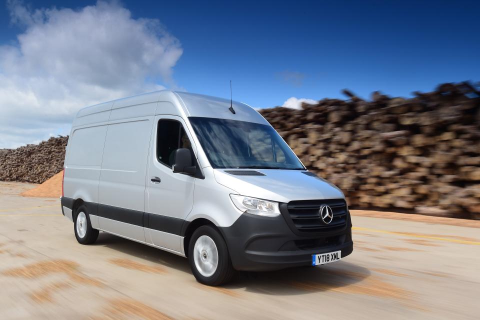 Tesla přemýšlí o vlastní dodávce. Základem má být Mercedes Sprinter